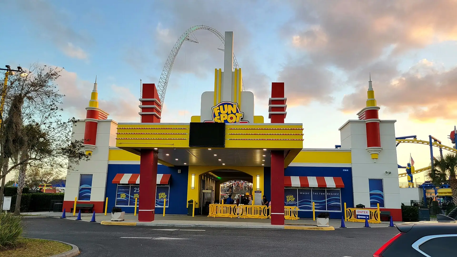 1920px-Fun_Spot_America_Orlando_entrance